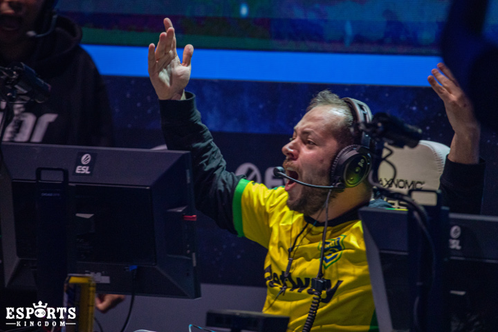 Wilton 'zews' Prado celebrates a round win on map 1